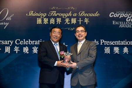 載通國際控股有限公司榮獲「2012年度香港公司管治卓越獎」，董事總經理何達文先生（右）領取獎項。